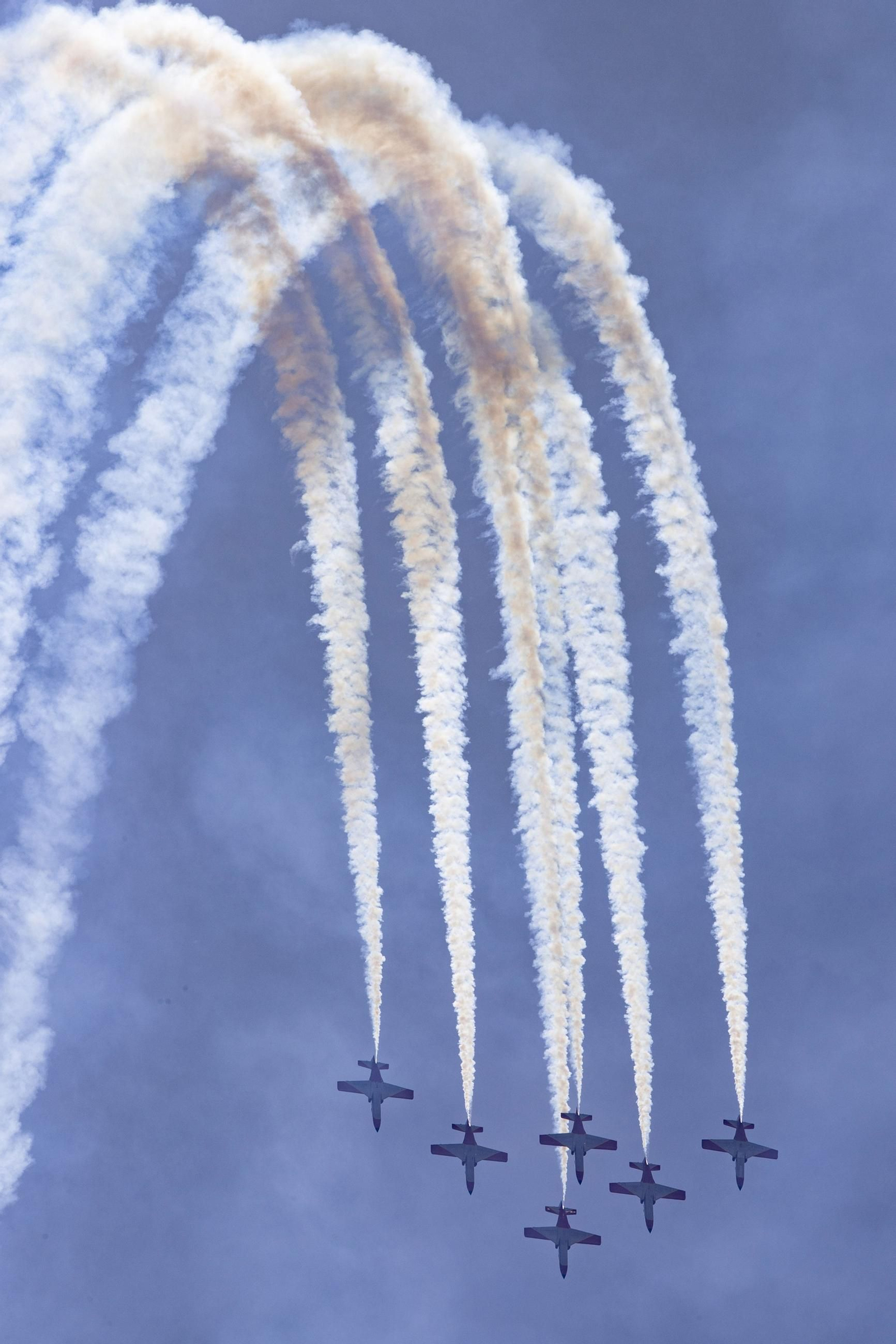 Espectaculares fotos de las acrobacias de la Patrulla Águila: cuatro décadas surcando los cielos