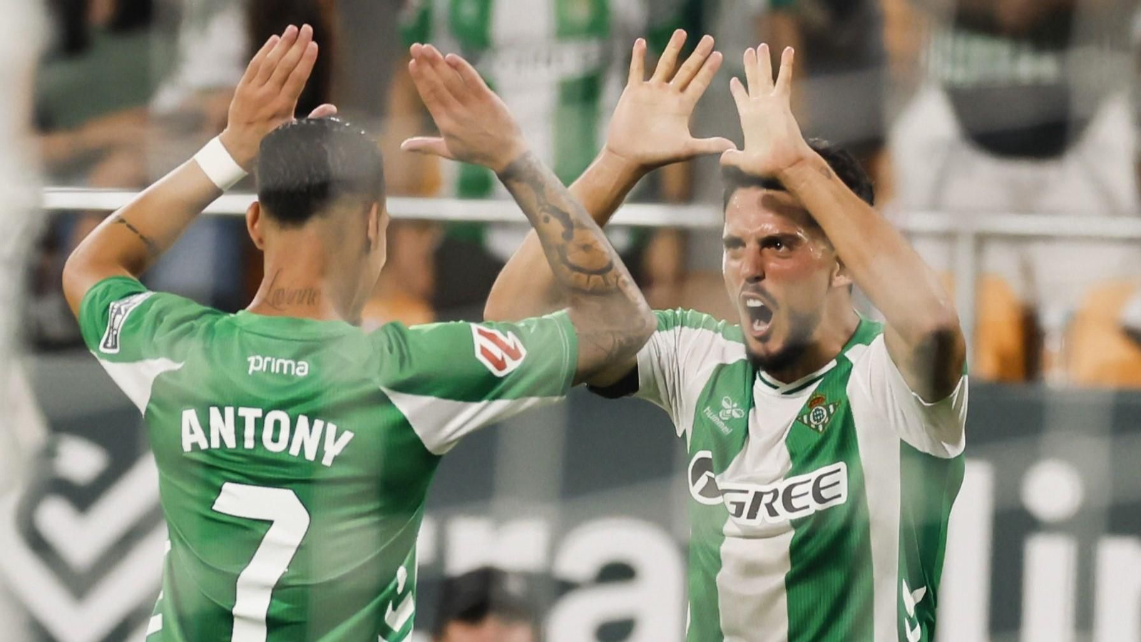 Antony y Fornals celebran un gol del Real Betis.
