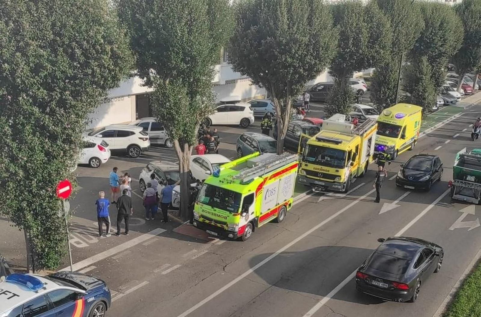 Bomberos interviene por el incendio de un trastero en San Fernando.