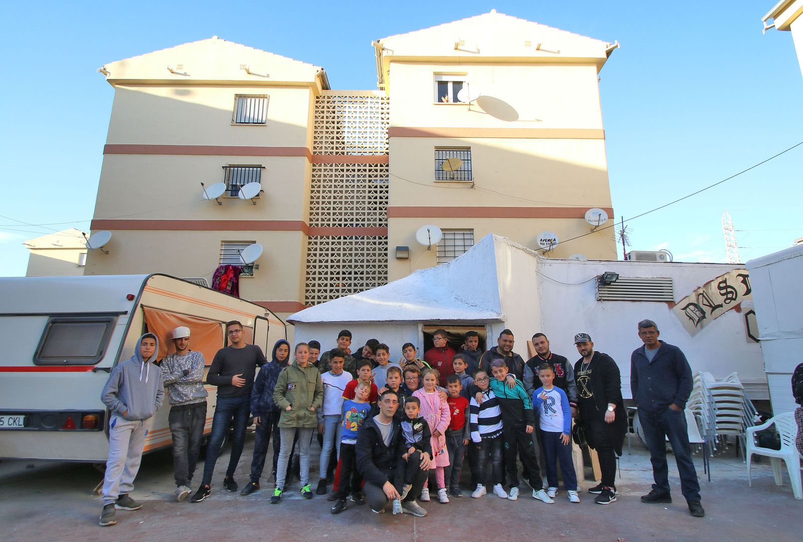 Miguel Ángel Ferre está arropado por sus vecinos. Todos se oponen a la demolición del camión-vivienda, ahora convertido en un estudio de grabación al que acuden sus hijos.