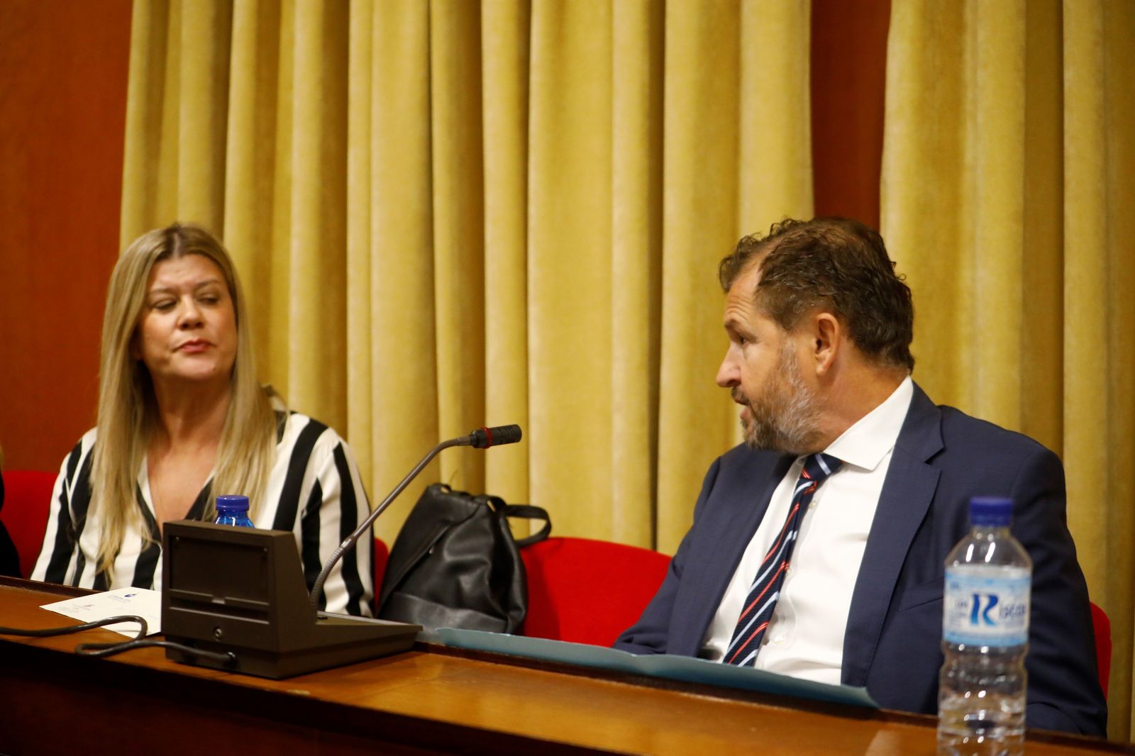 David Dorado conversa con la edil del Podemos Córdoba, Ana Mercedes Muños.