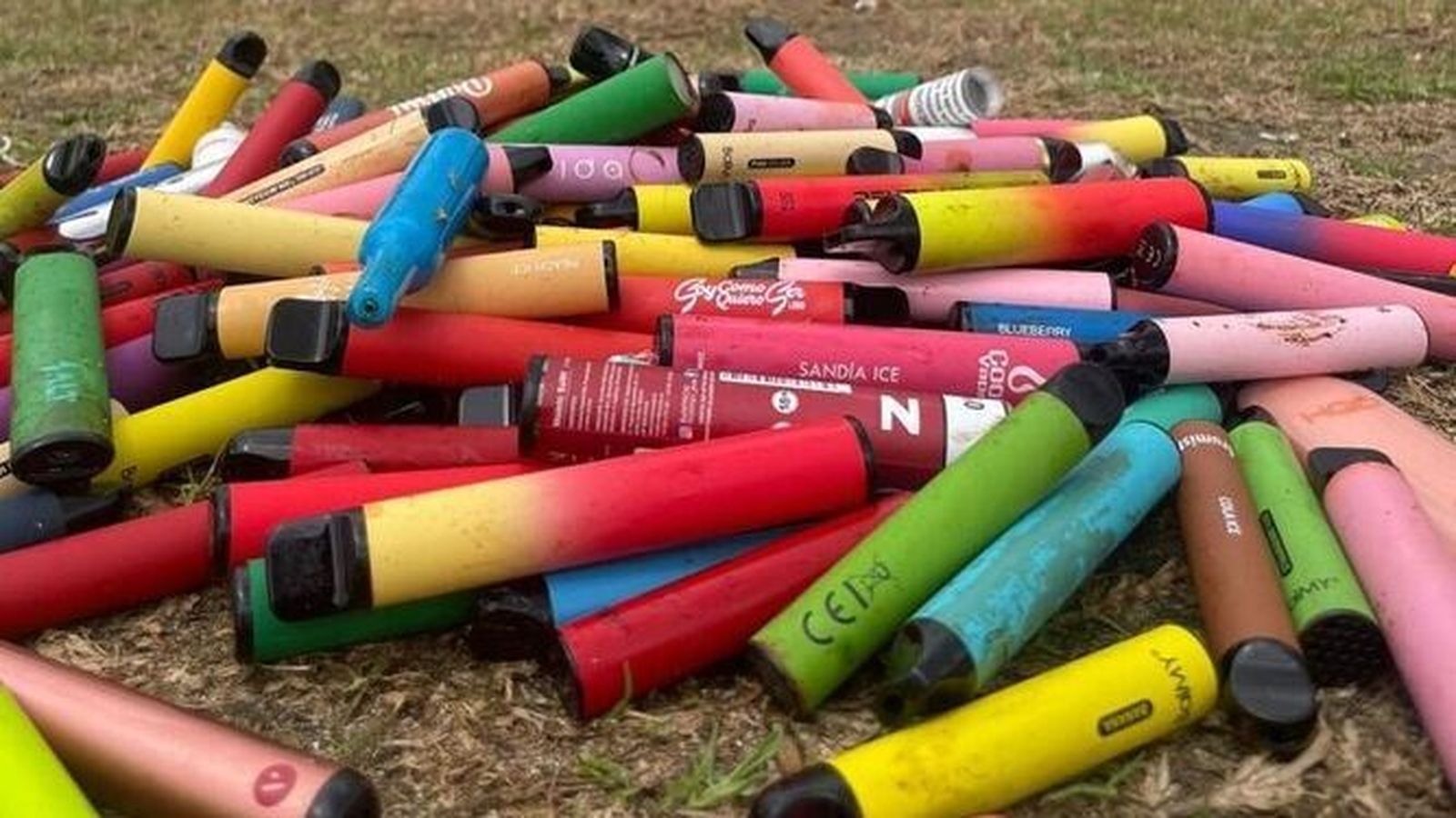 Un montón de vapers apilados en el suelo.