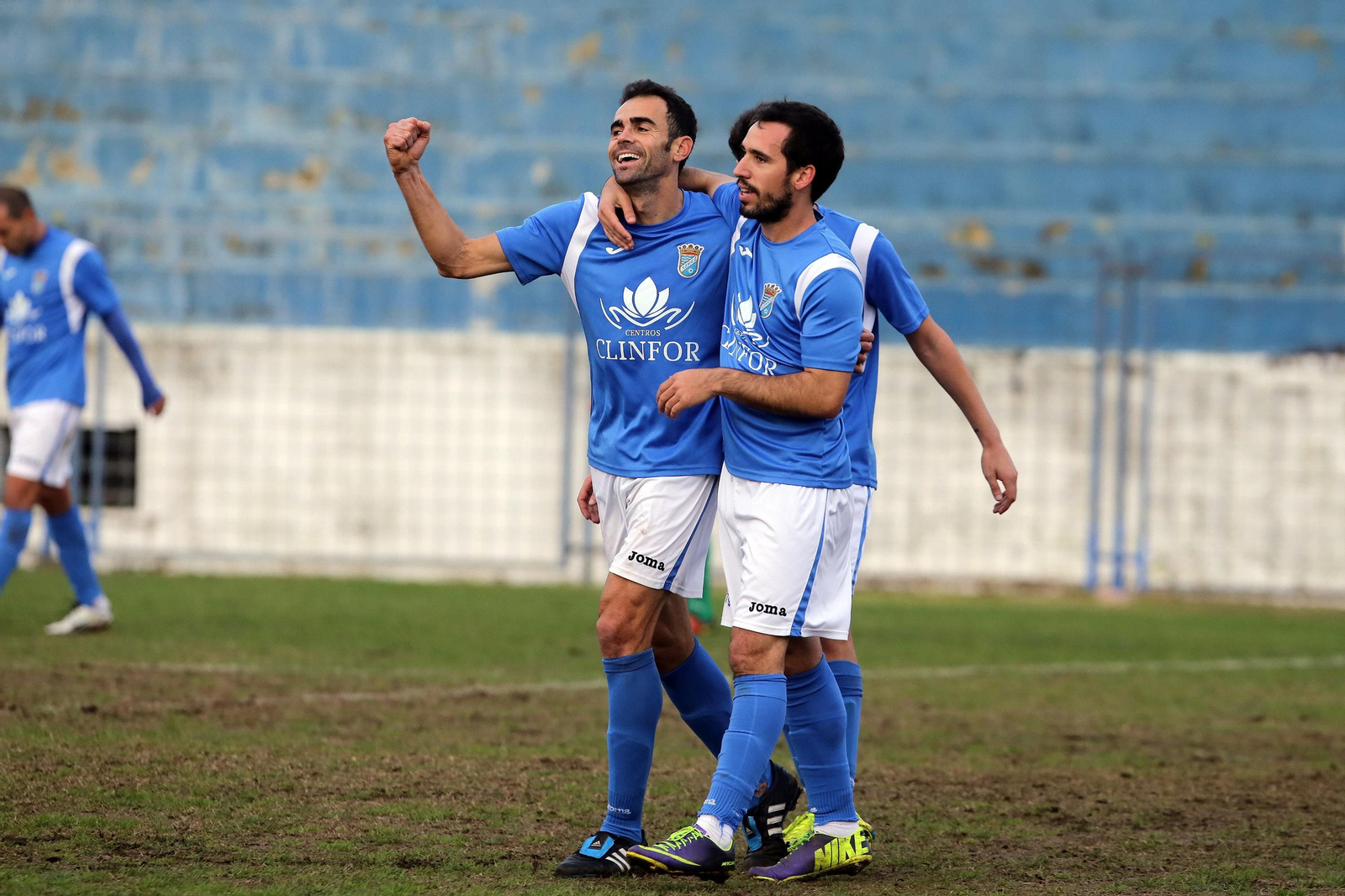 Pedro Carrión celebra con Carlos Álvarez un gol a la Valverdeña en el último partido disputado en La Juventud.