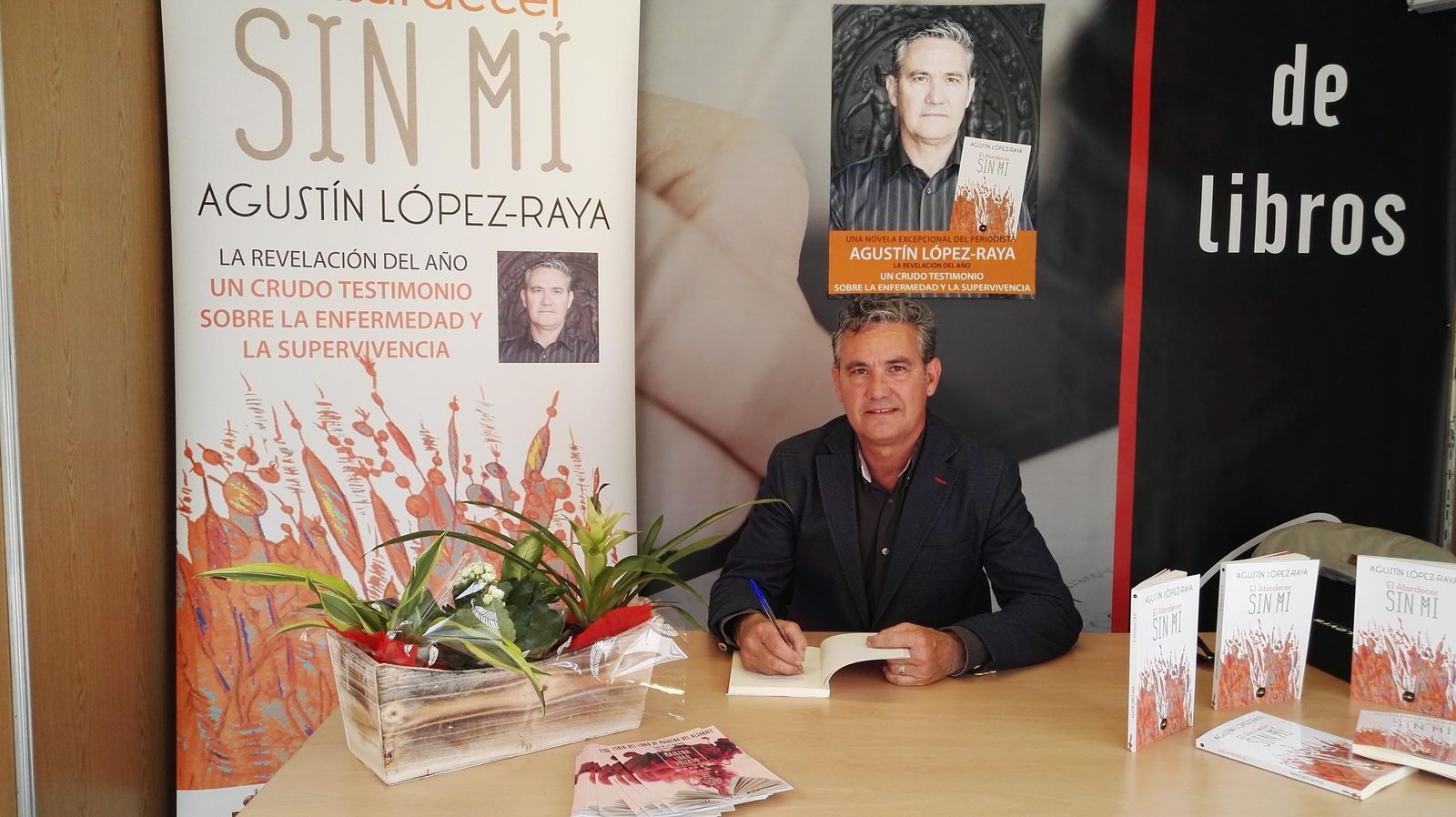 Agustín López-Raya durante una de las presentaciones de su libro.