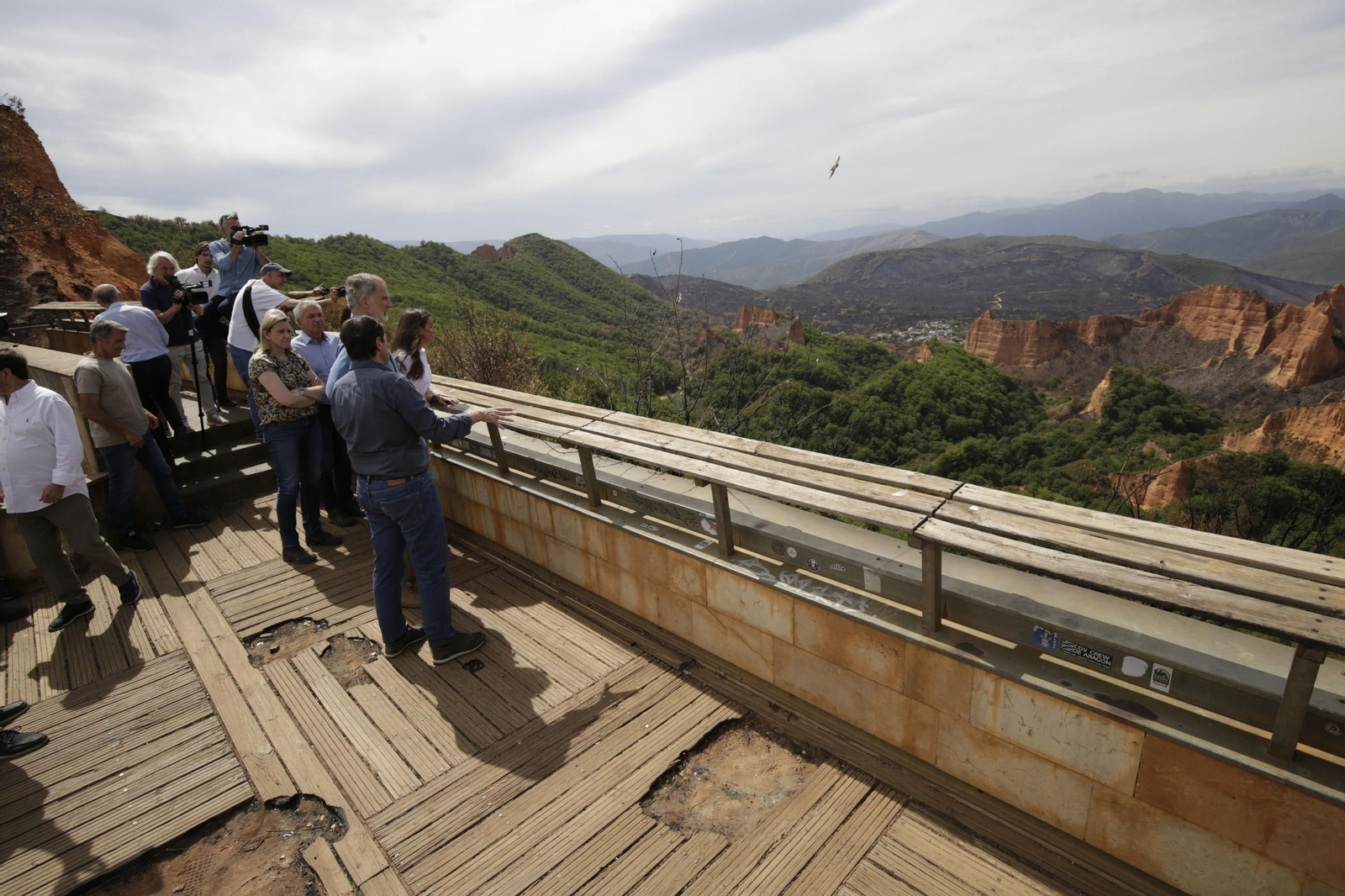 Las fotos de la visita de los Reyes a las zonas afectadas por los incendios en Sanabria y Las Médulas