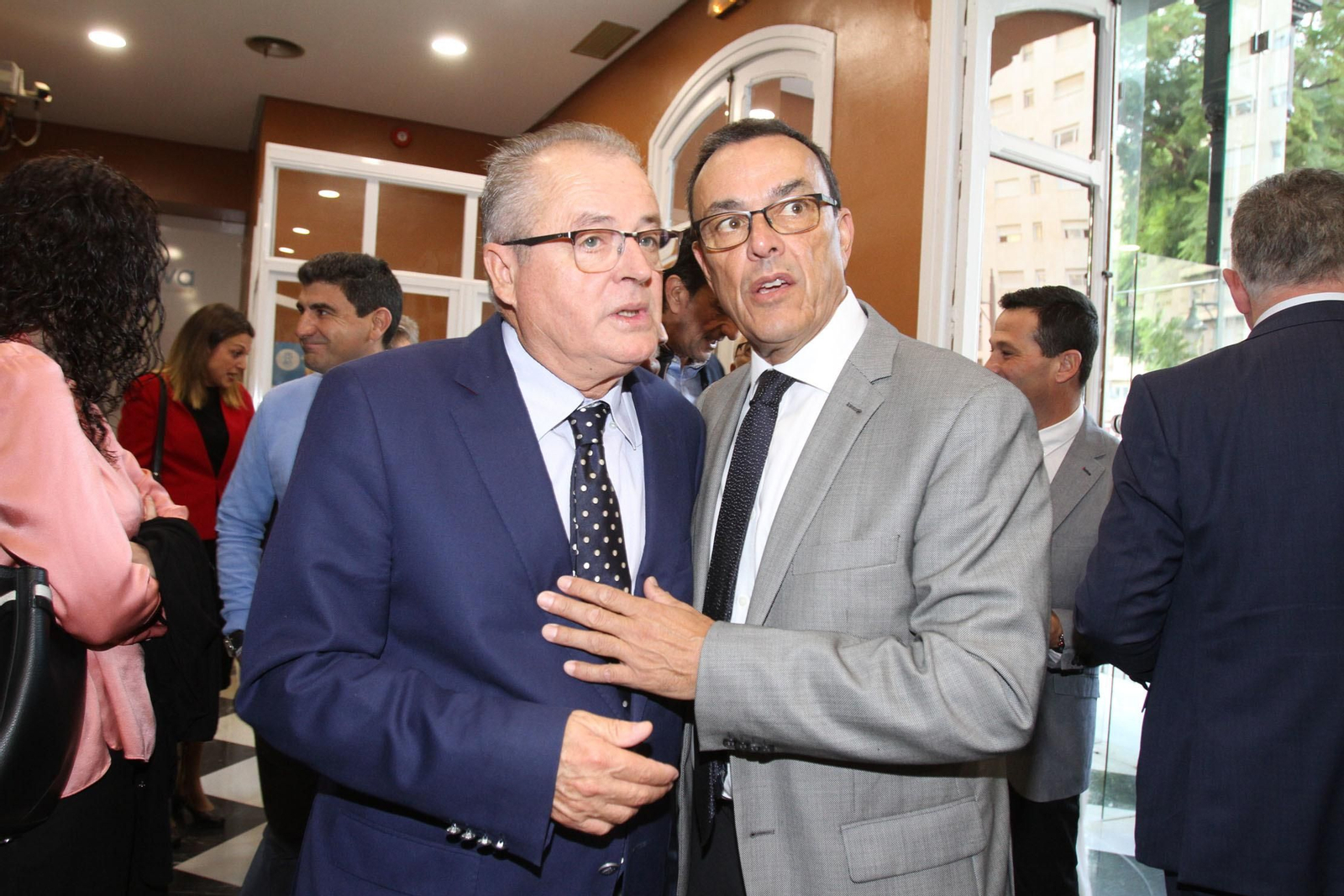 Imágenes de la conferencia y desayuno-coloquio de Gabriel Cruz, alcalde de Huelva