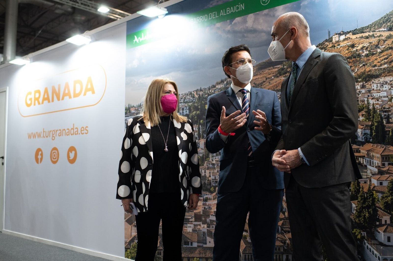 Los alcaldes de Sevilla y Granada y la alcaldesa de Jerez, juntos en Fitur.