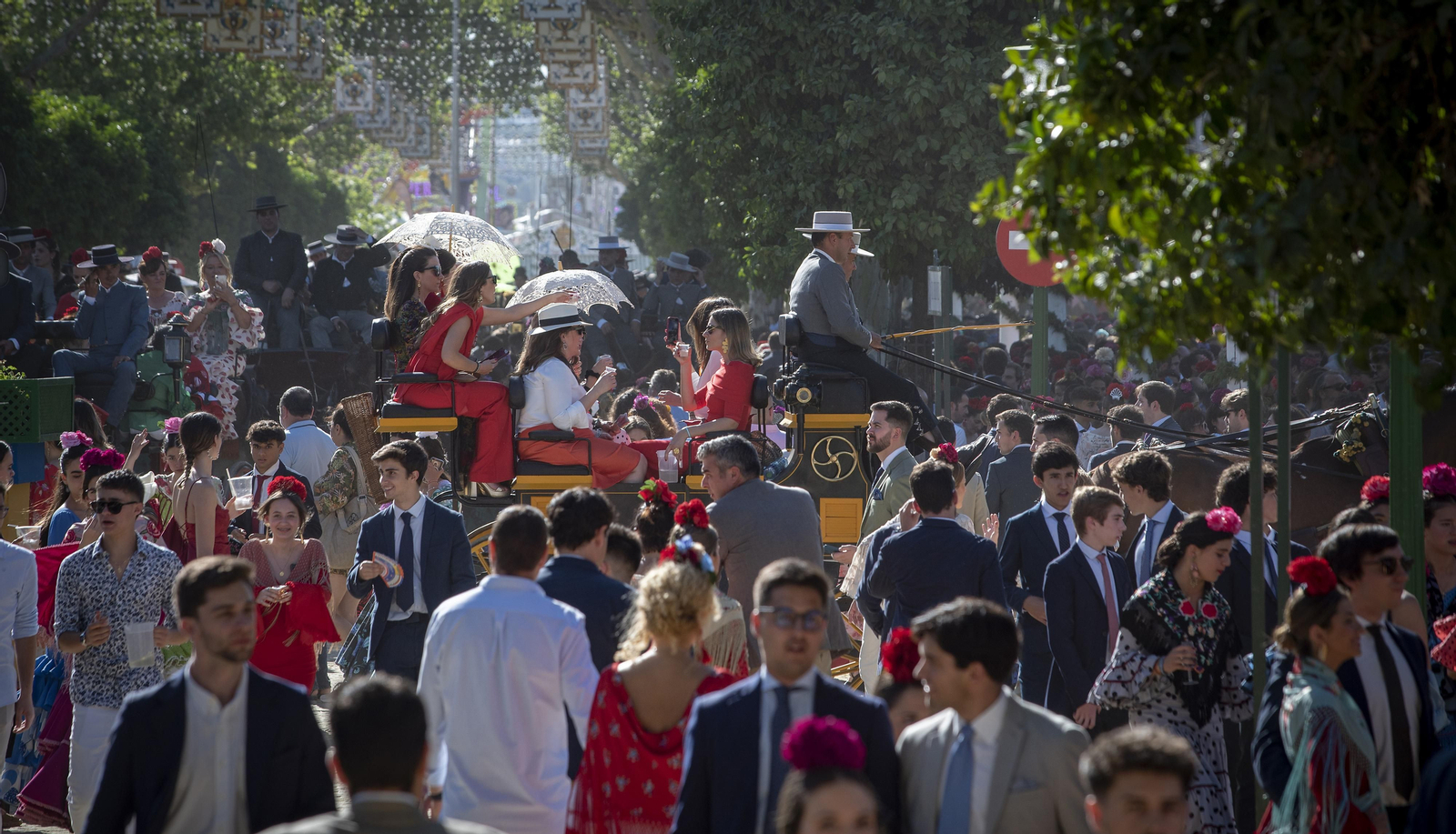 Calor y buen ambiente en el domingo de Feria de Abril 2023