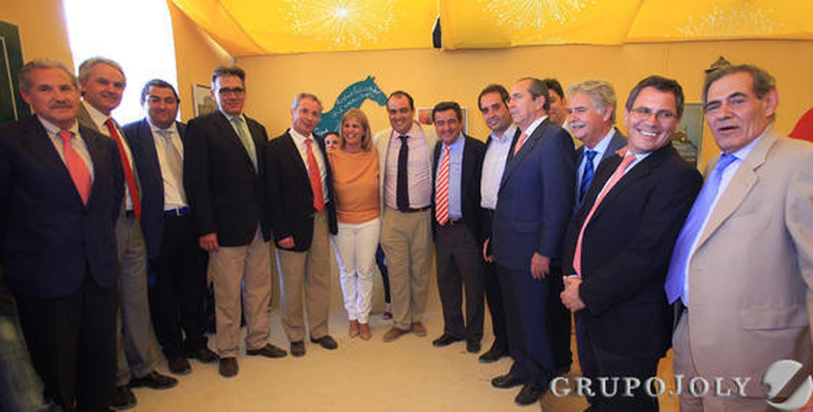 El subdelegado del Gobierno en Cádiz, Javier de Torre; la alcaldesa de Jerez, María José García-Pelayo; el presidente de la Diputación de Cádiz y alcalde de San Fernando, José Loaiza; el director de Ifeca, Aurelio Sánchez; el diputado nacional del PP, Aurelio Romero, así como los concejales populares Antonio Saldaña, Javier Durá, Bernardo Villar, Antonio Montero, José Galvín, Agustín Muñoz y Francisco Cáliz, acompañados por el director de Diario de Jerez, David Fernández, en la caseta de este Diario.  Foto: Vanesa Lobo y Manuel Aranda