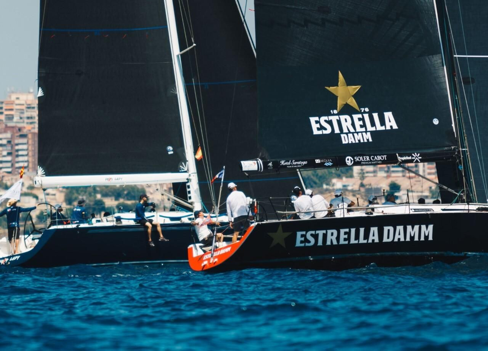 El 'Estrella Damm', en aguas de Alicante preparando la Copa del Rey-Mapfre.