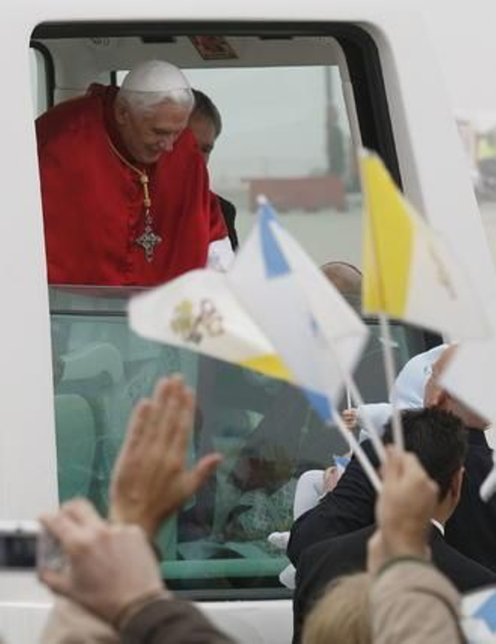 El papa Benedicto XVI realizó su primera parada en España en Santiago de Compostela. 

Foto: EFE