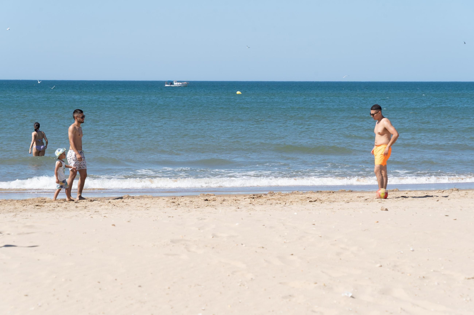 La Playa de la Bota este domingo, soleada, viva&nbsp;y&nbsp;con&nbsp;brisa