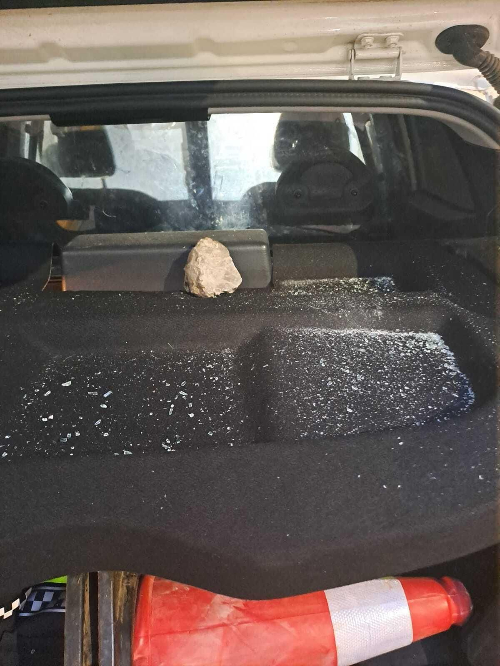 Una de las piedras lanzadas contra los coches policiales en La Línea, este lunes. Una de las piedras lanzadas contra los coches policiales en La Línea, este lunes.