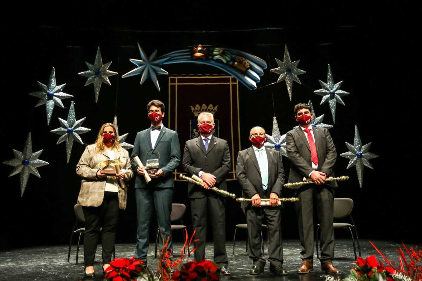 Sus Majestades de Oriente, la Estrella y el Cartero Real posan sobre el escenario del Teatro Moderno al finalizar el acto de proclamación.