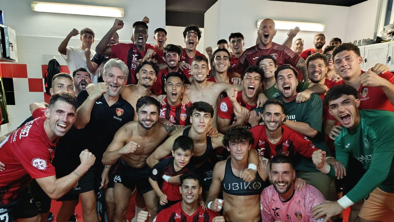 Los jugadores del Puente Genil celebran su primer triunfo de la temporada.