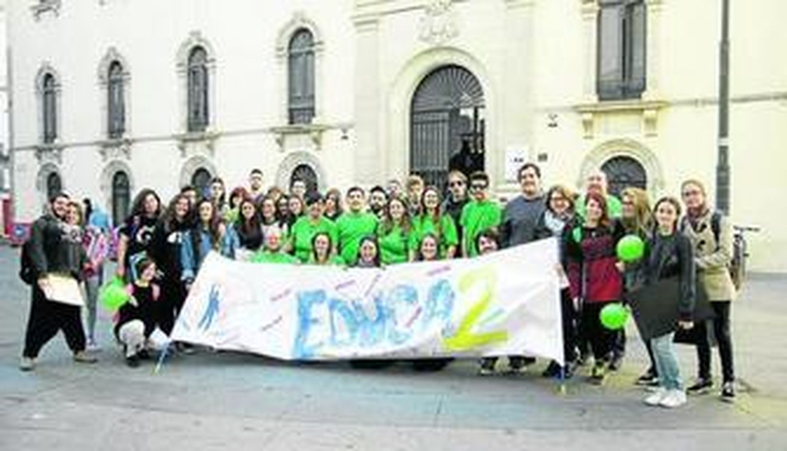 Los participantes en la actuación junto al coordinador del IAJ, Ramón Soto, que no quiso perdérselo.