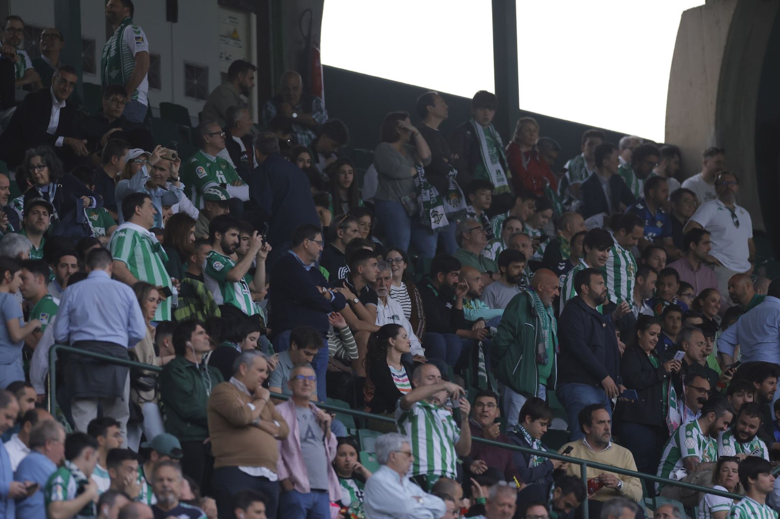Búscate en las fotos del Betis-Manchester