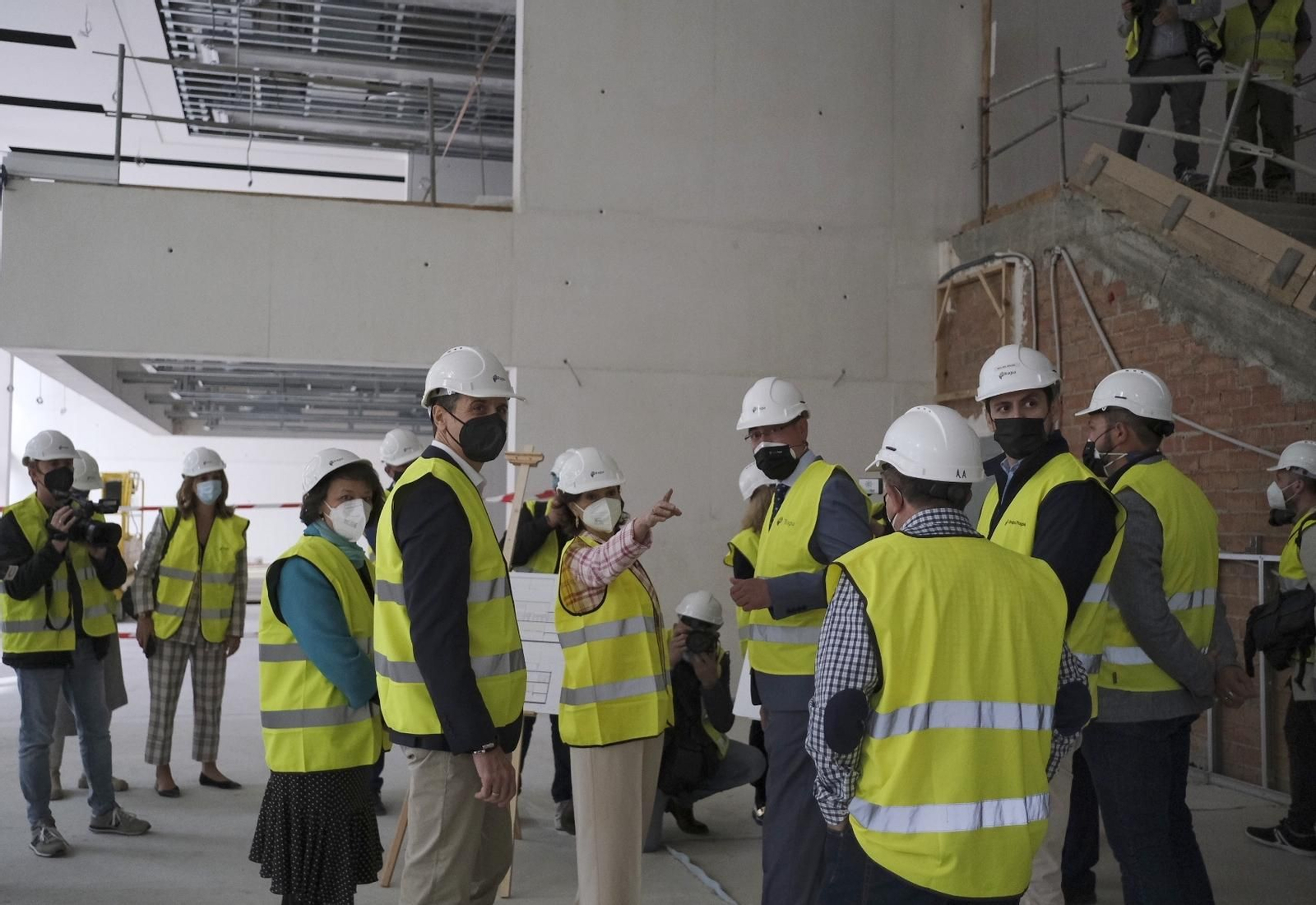 La visita de Carmen Calvo a las obras de la Biblioteca del Estado Grupo Cántico de Córdoba, en imágenes