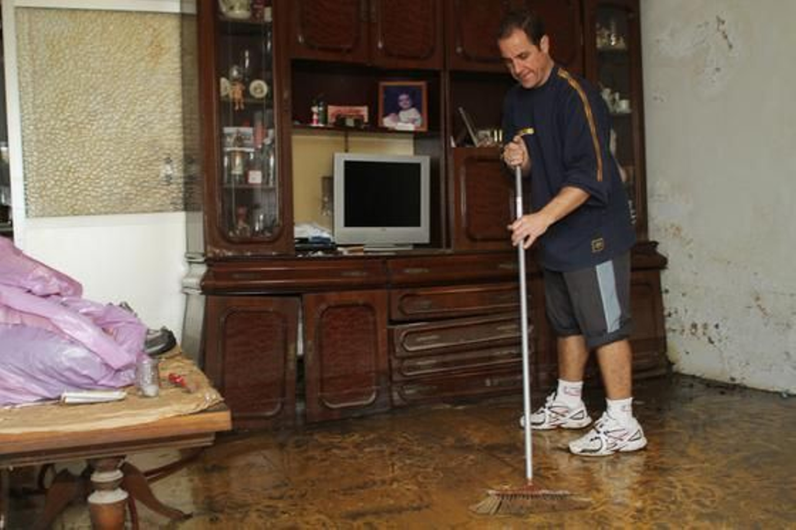 Las fuertes precipitaciones de esta mañana causaron inundaciones en calles, viviendas y garajes  Foto: Punto Press