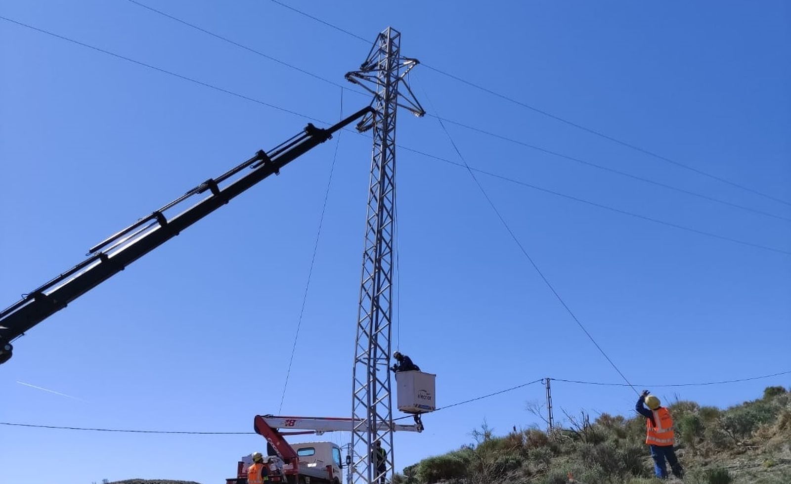 Trabajos de mejora en una línea eléctrica de Endesa.
