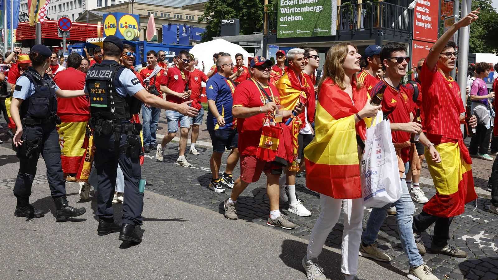 Las fotos de la afición española en Stuttgart antes del España - Alemania