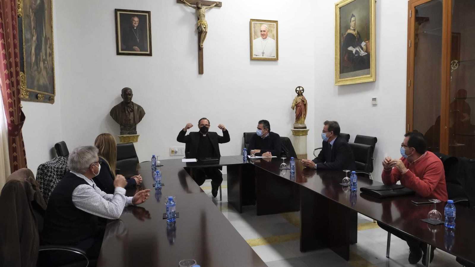 Reunión de la Hermandad de Ánimas de Topares con el Obispado de Almería en la que estuvo presente el vicario general, Ignacio López Román