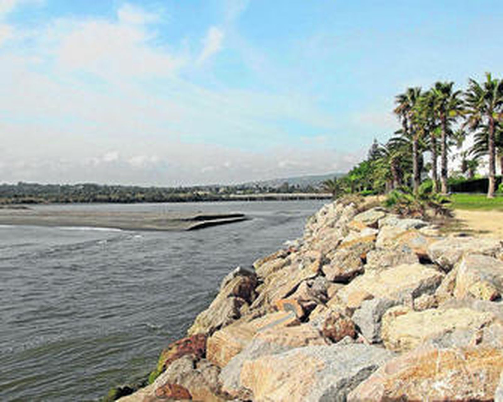El río Guadiaro en su desembocadura en Sotogrande, ayer al mediodía.