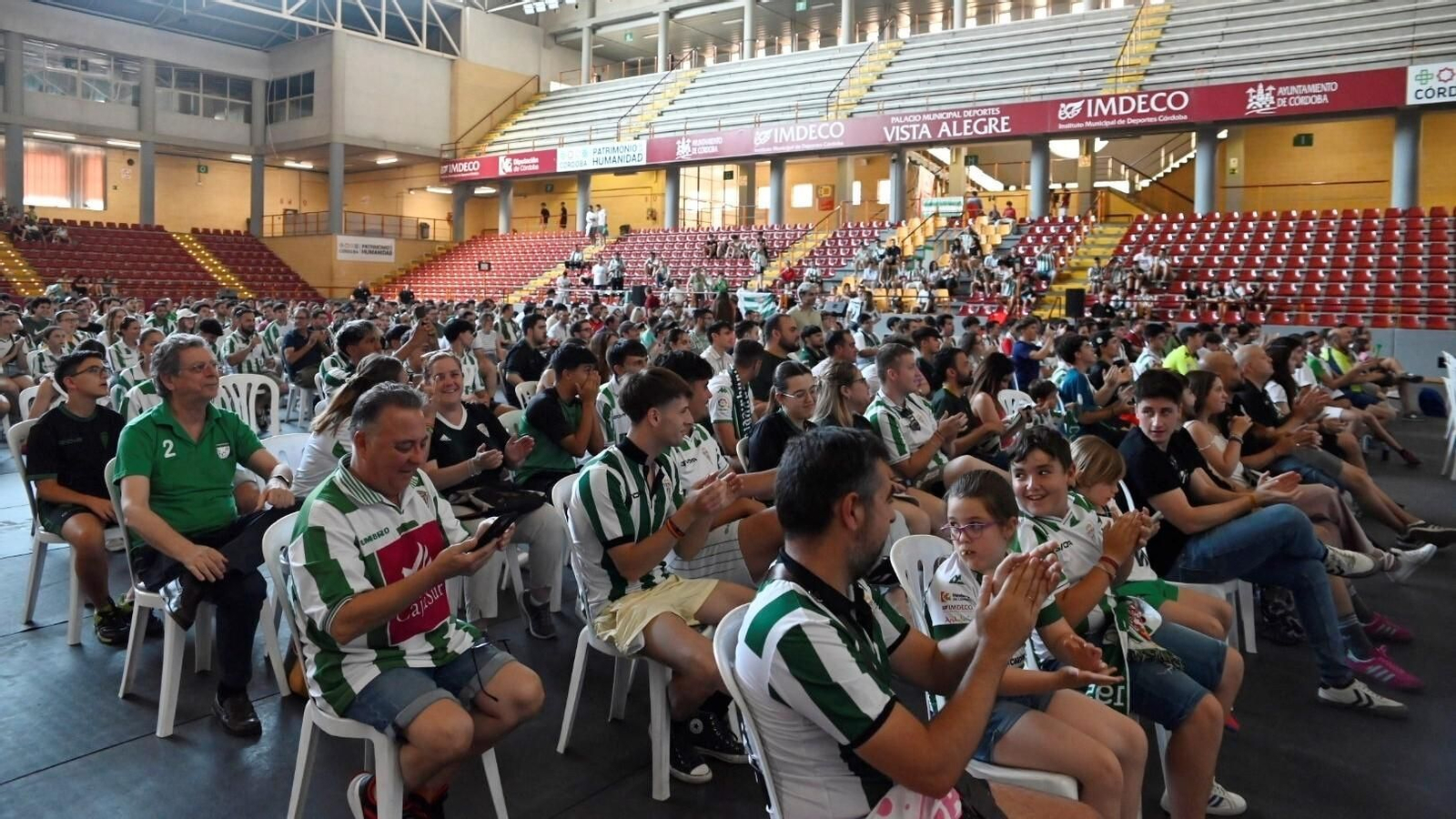 Las mejores fotos del ambiente en Vista Alegre para el Ponferradina - Córdoba CF