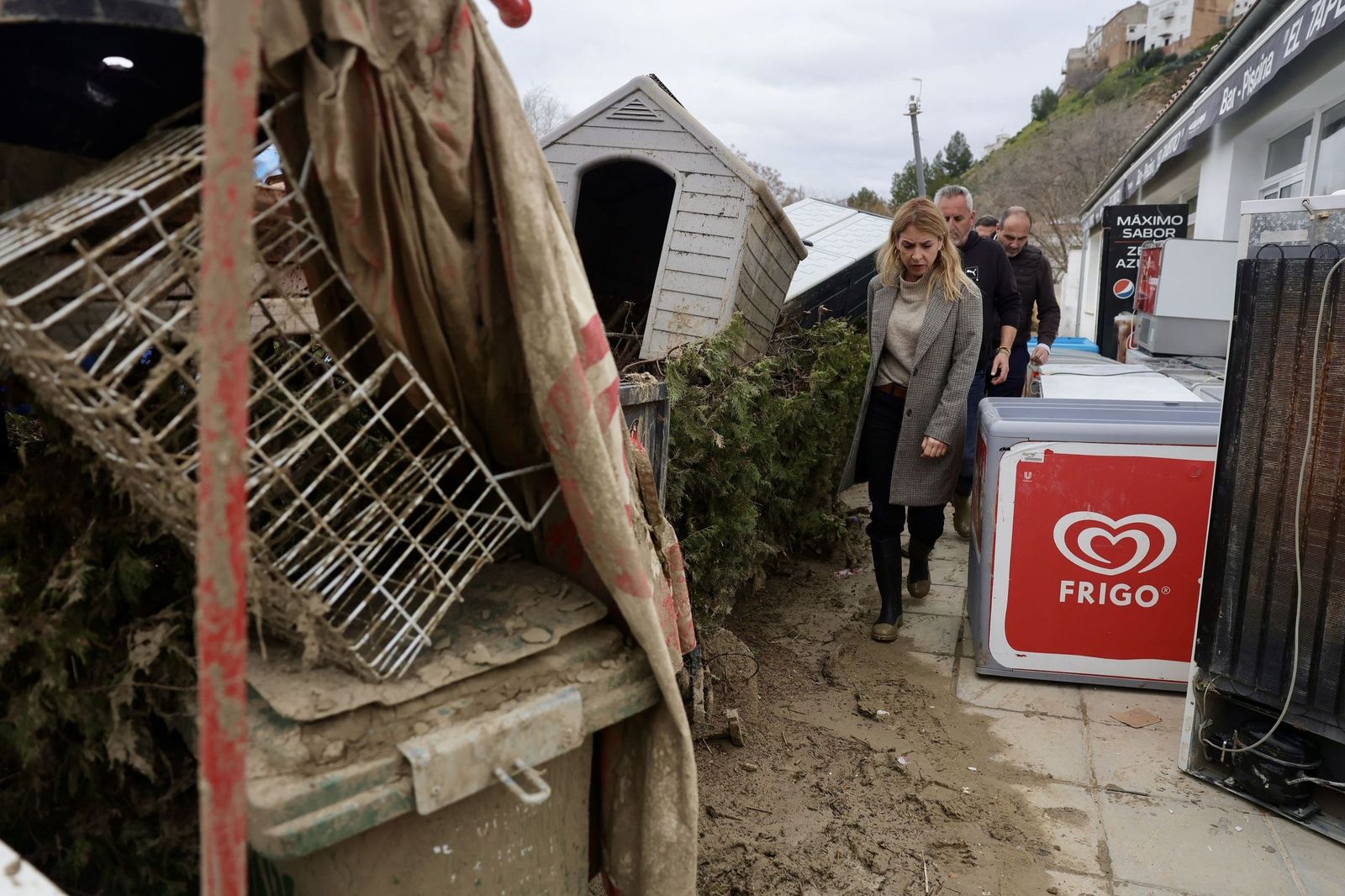 Almudena Martínez, durante su visita a las zonas afectadas de Torre Alháquime.