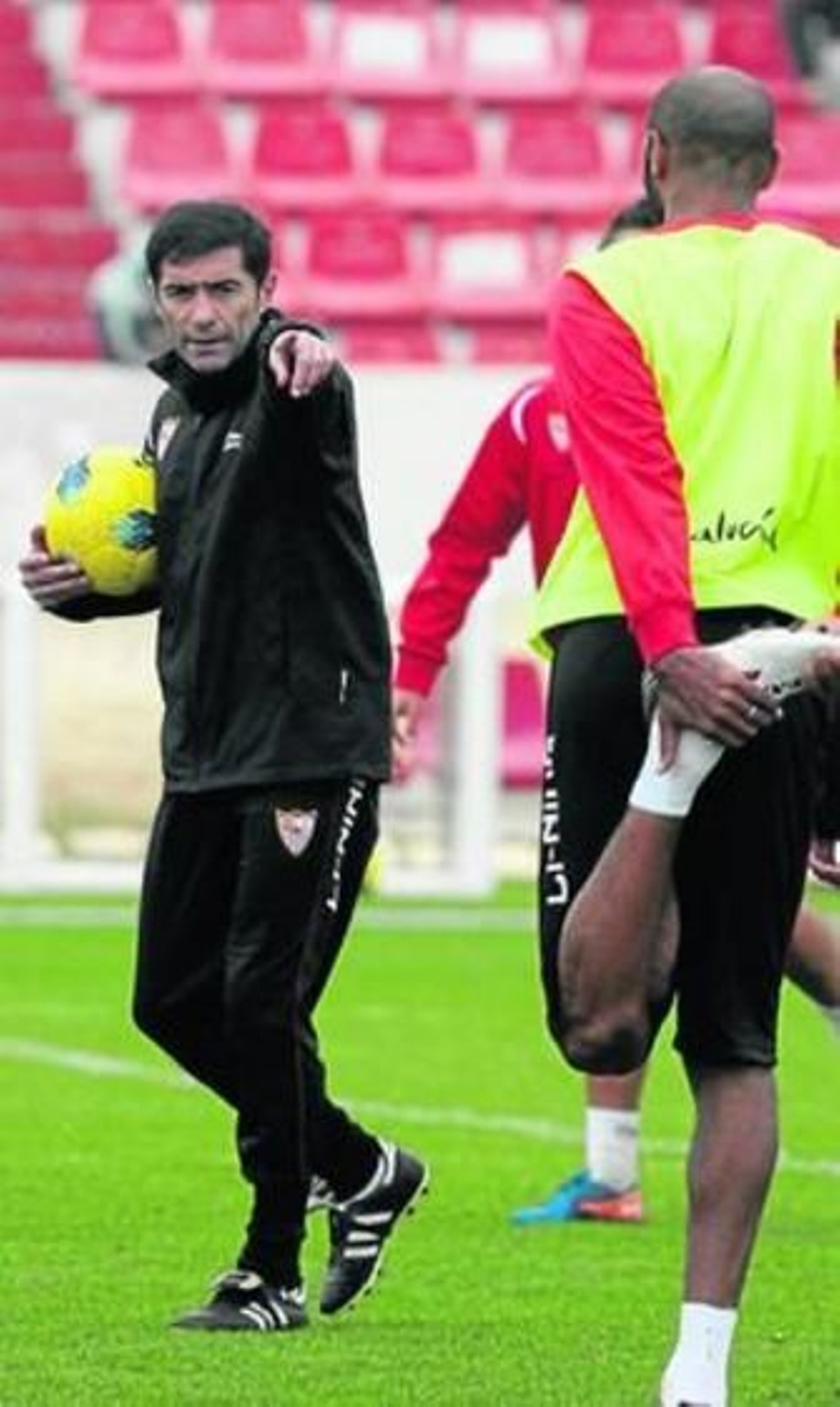 Marcelino, con un balón, da instrucciones a Kanoute.