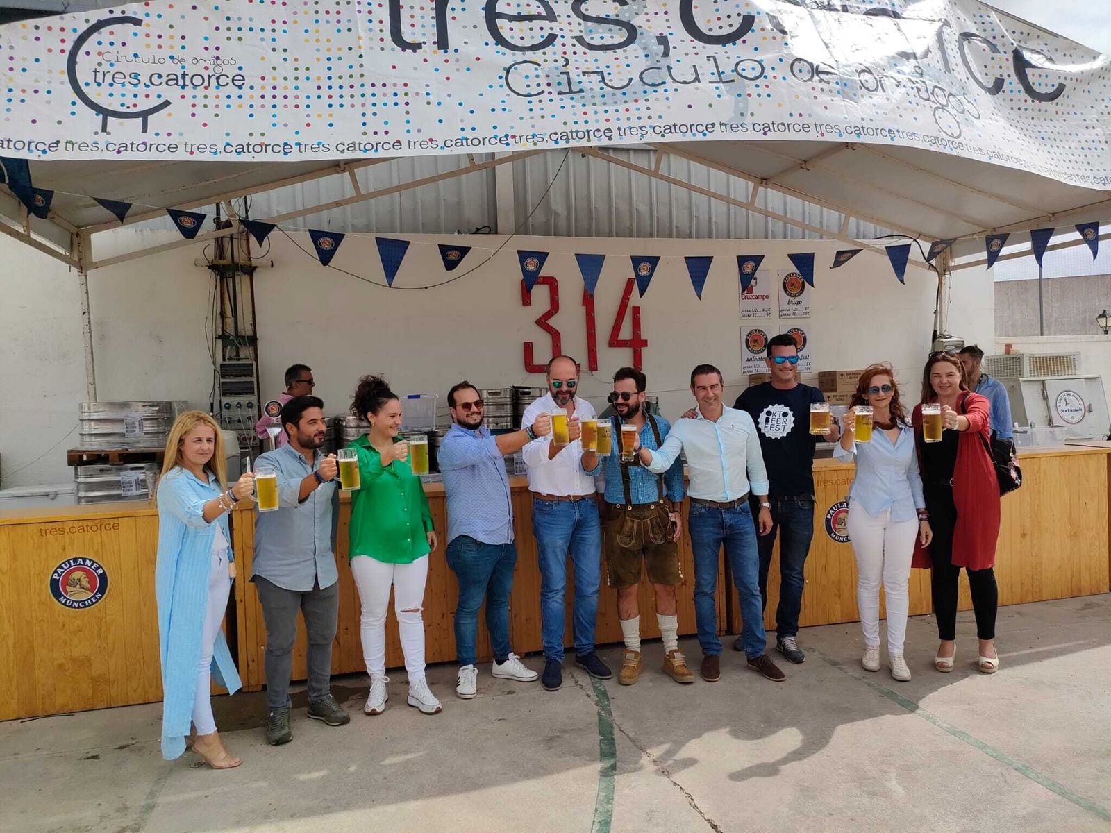 Los concejales del equipo de gobierno y organizadores brindan en el OktoberFest.