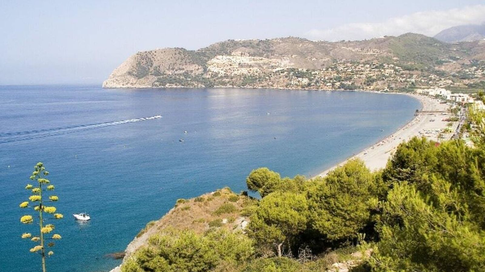 Paseos marítimos de Granada con una puesta de sol impresionante