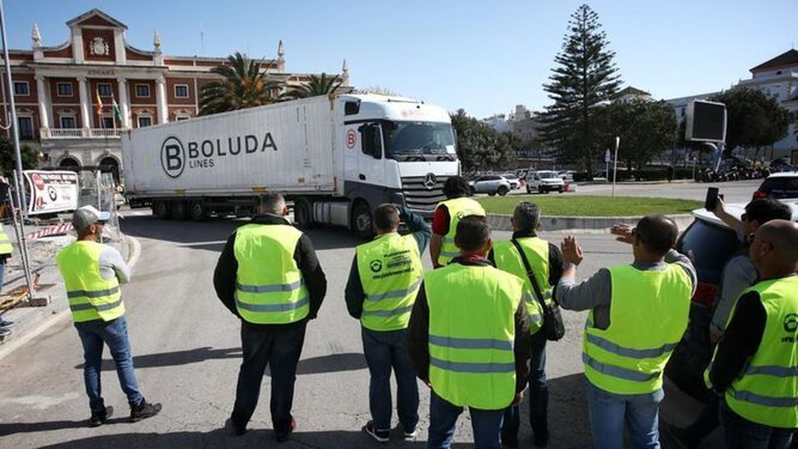 Piquetes a la entrada del puerto de Cádiz en el paro de transportistas de marzo.