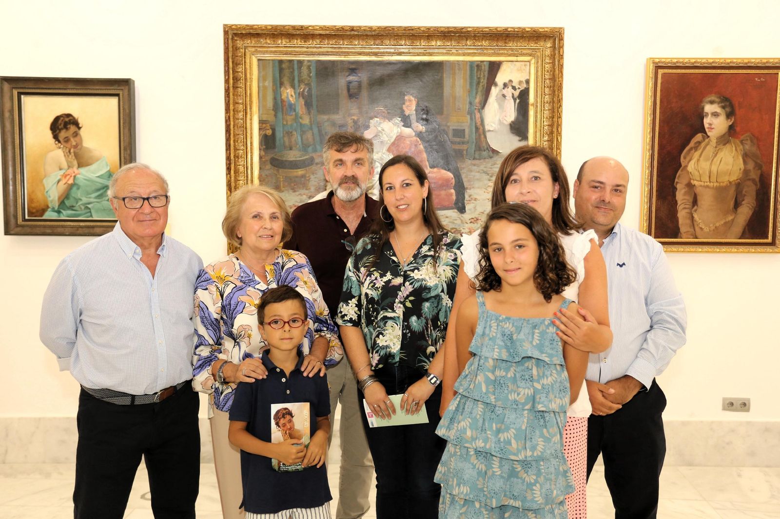 María Eugenia Lara y Miguel Ángel Caballero junto a los familiares del pintor ayer en la presentación.