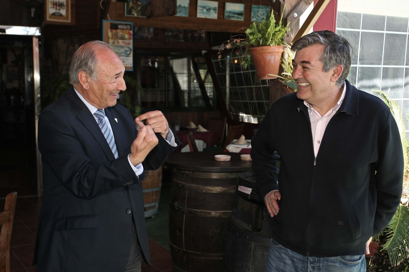 Ricardo Alfonso Álvarez y Luis Ángel Fernández charlan, ayer antes de La Tertulia.
