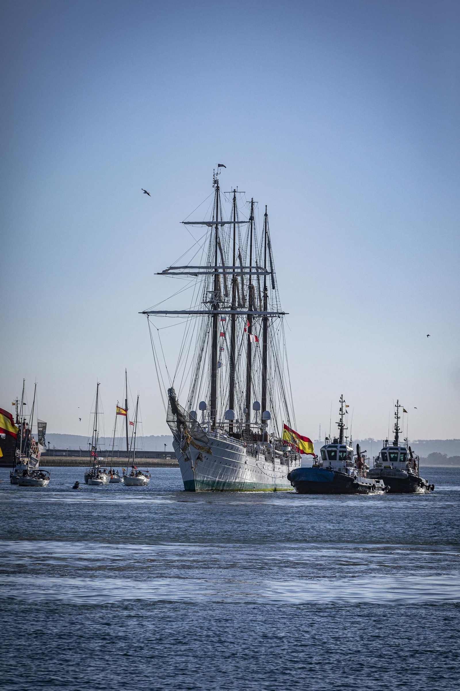 Las imágenes de la llegada del buque 'Juan Sebastián de Elcano' a Cádiz