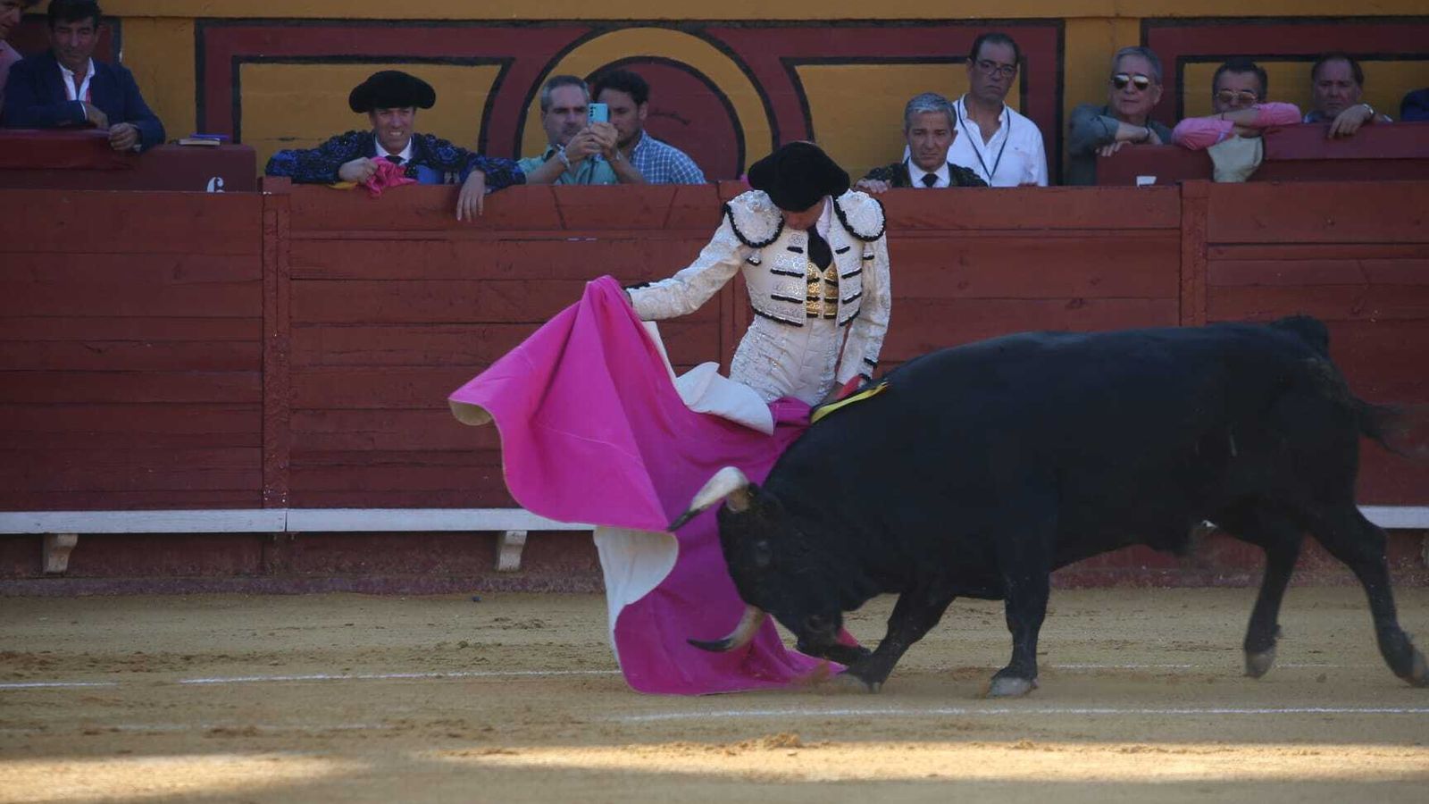 La vuelta de Salvador Vega a Las Palomas, con un curioso capote con las vueltas blancas.