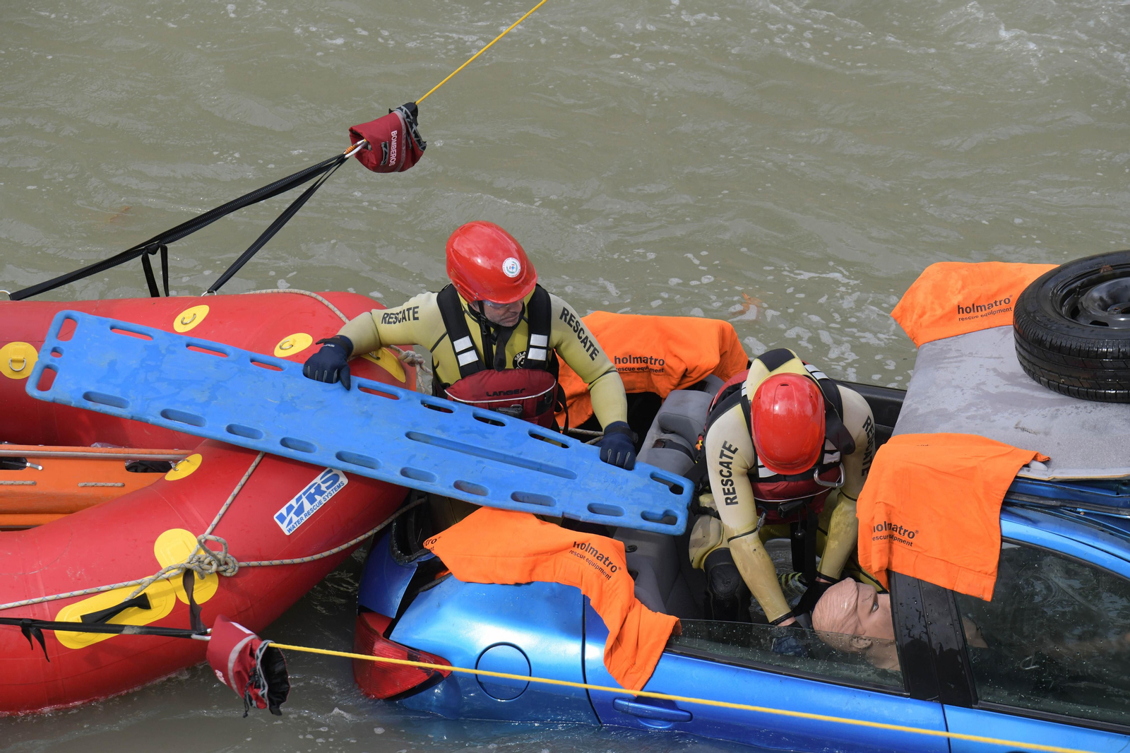 Fotos: Las mejores imágenes del simulacro de rescate de un coche accidentado en el río Genil de Granada