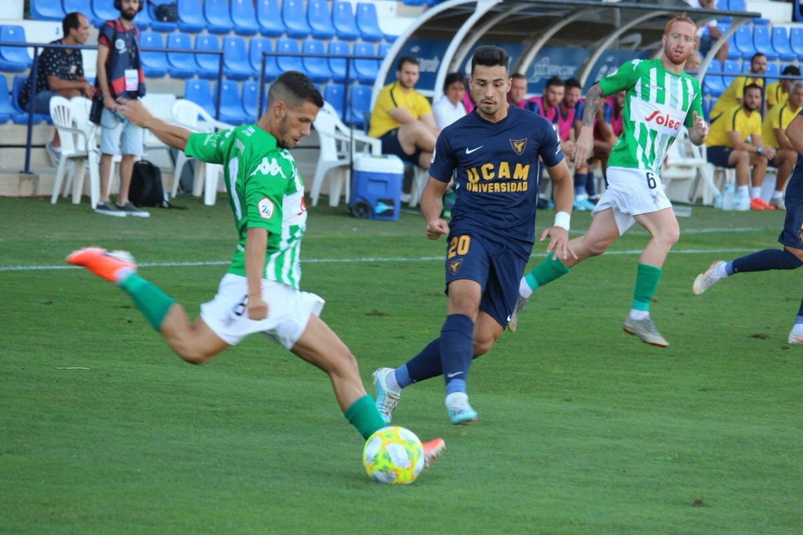 Nando Quesada, a punto de golpear el balón ante un rival.