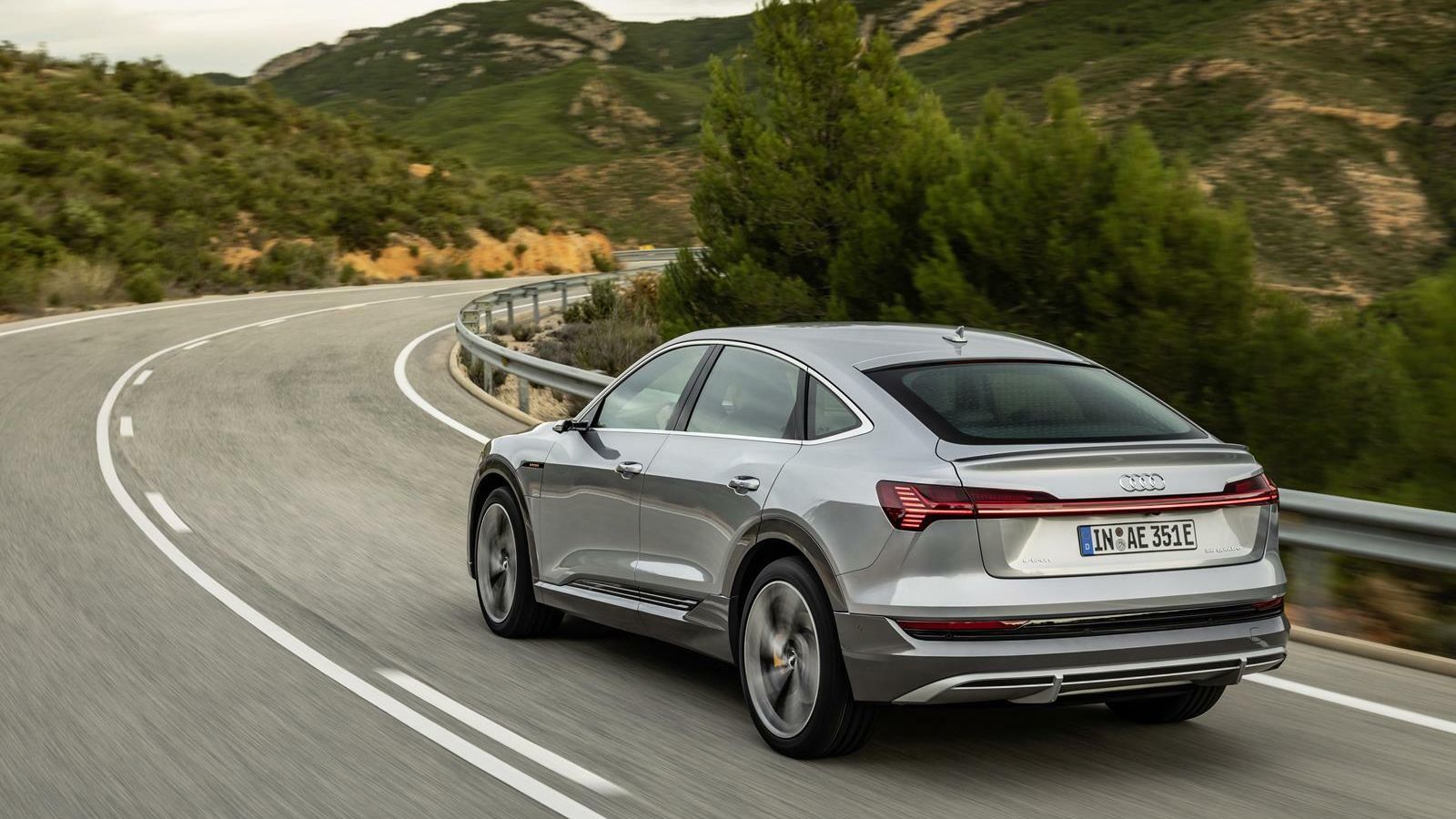 El Audi e-tron Sportback presenta una línea de techo con una gran caída.