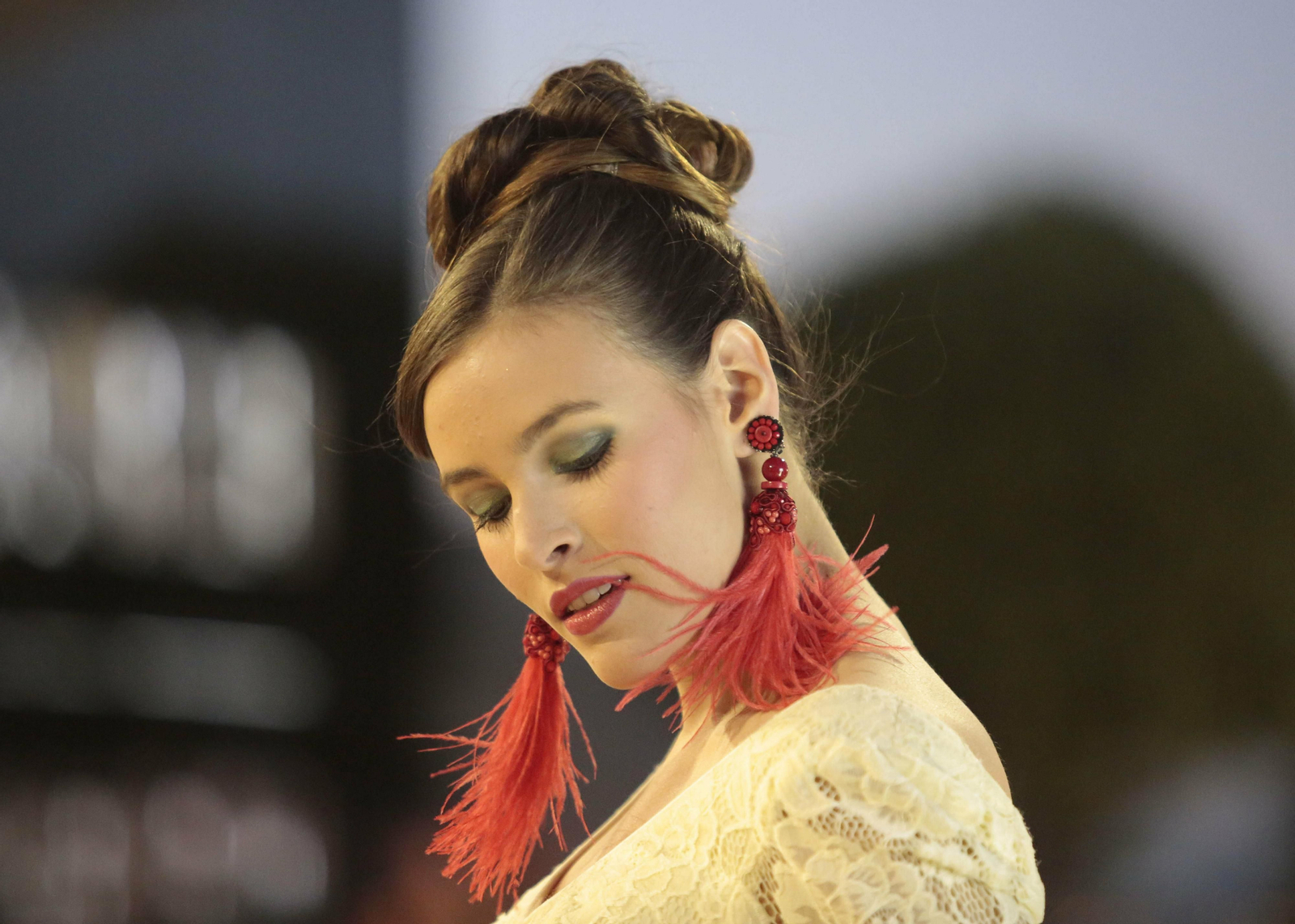 Recogidos altos, una propuesta de peinado para la Feria de Abril.