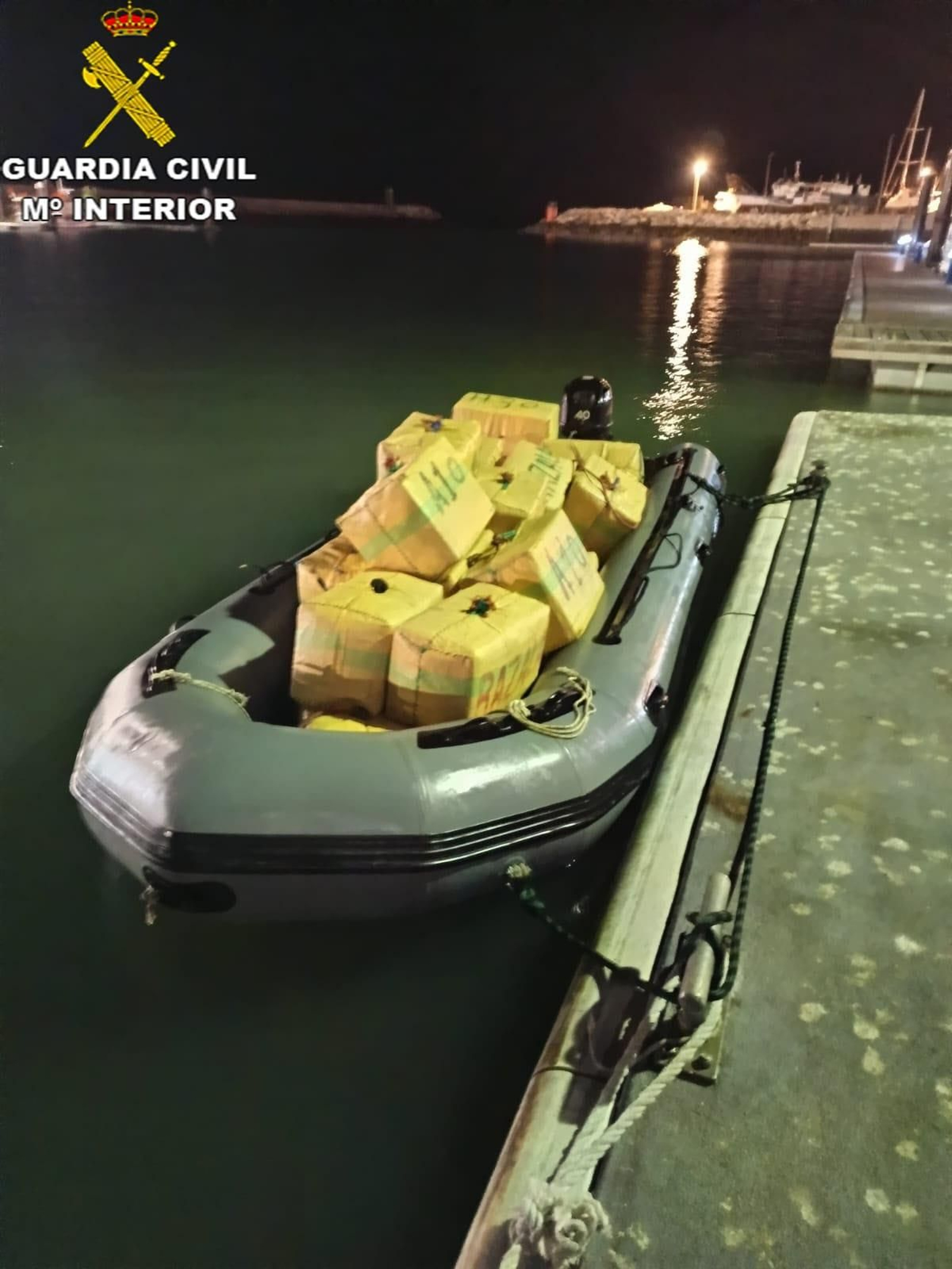 Embarcación con fardos de hachís interceptada de madrugada en Chipiona.