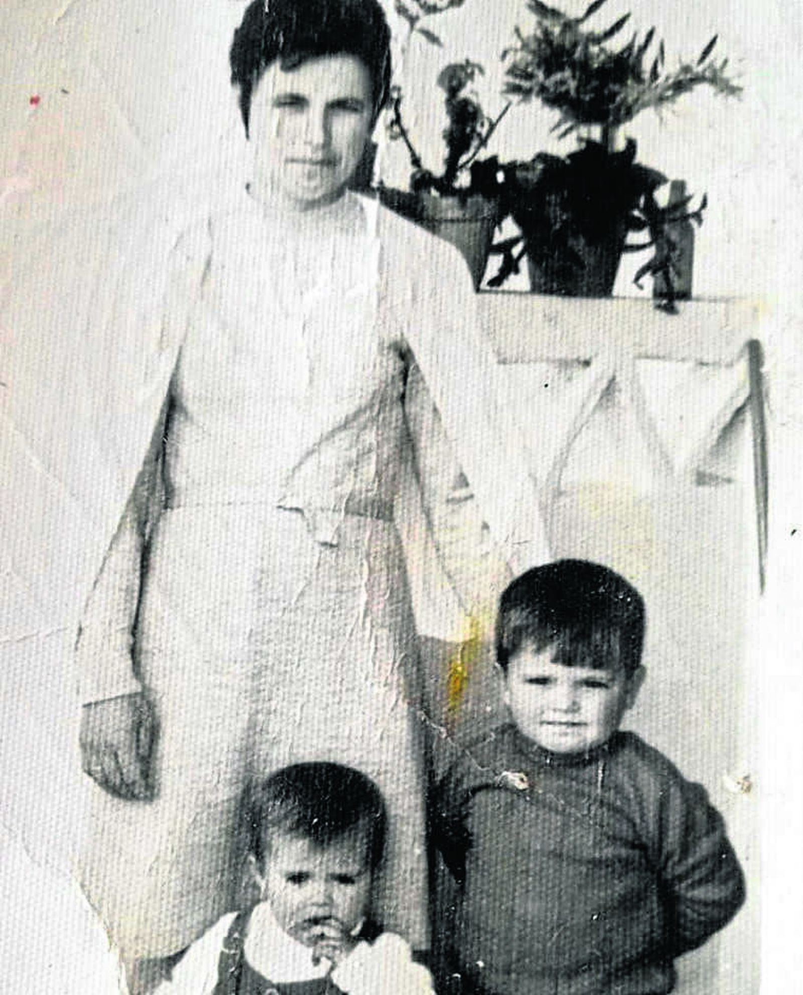Juan Bermúdez, de pequeño, con su madre y su hermana Virtudes.