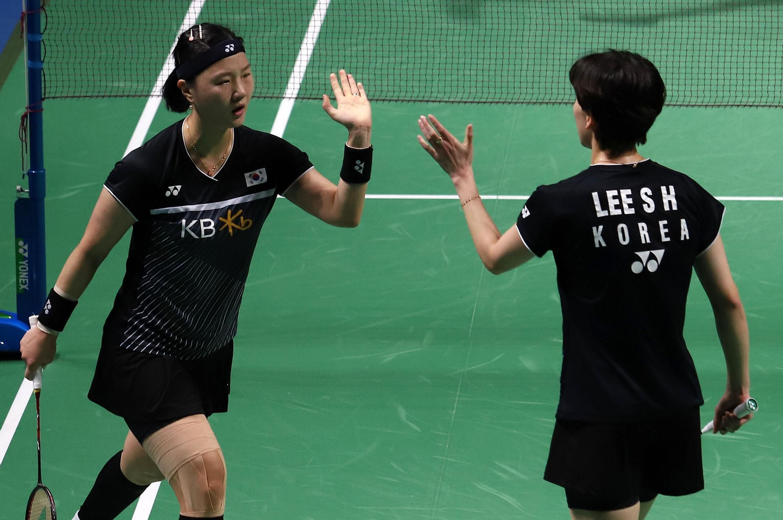 Huelva 2021: final doble femenina CHEN Qing Chen, JIA Yi Fan-LEE Sohee,SHIN Seungchan. Mundial de Bádminton Huelva´21