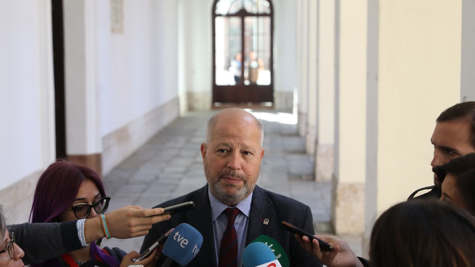 El consejero de Educación, Javier Imbroda, atiene a la prensa en el Parlamento.