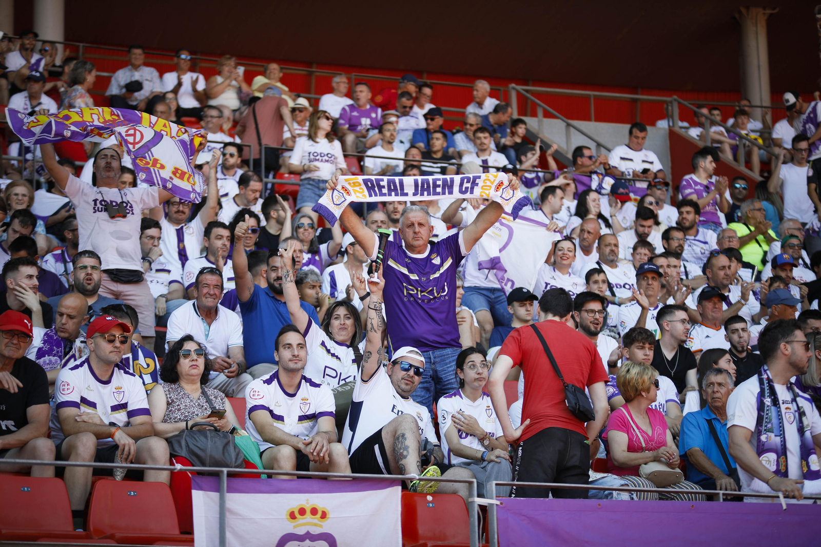 La afición lagarta tiñe de blanco y morado el Power Horse Stadium, en imágenes La afición lagarta tiñe de blanco y morado el Power Horse Stadium, en imágenes