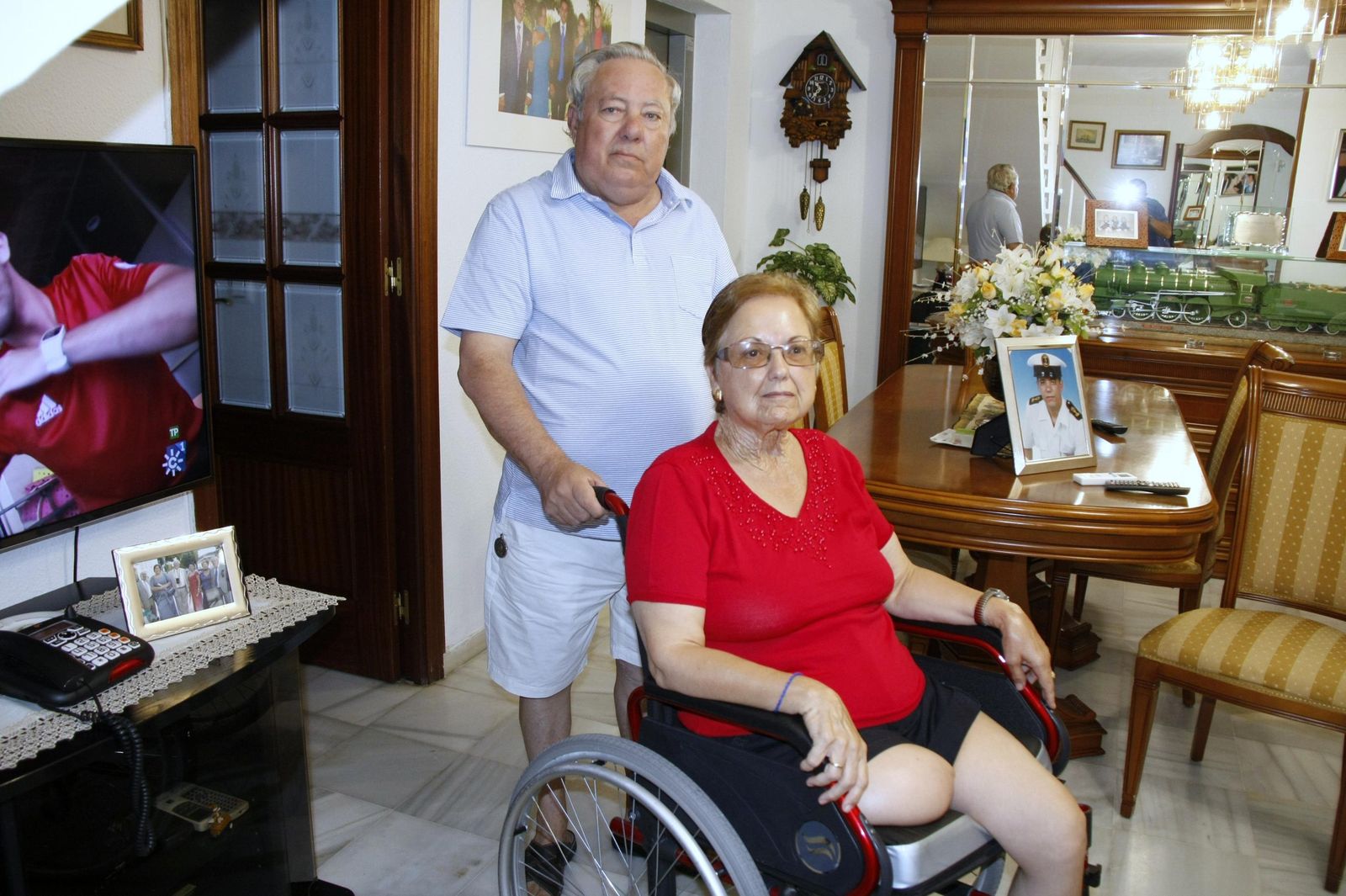 José Velázquez y su mujer, María Milagros, en el salón de su domicilio, en El Puerto.