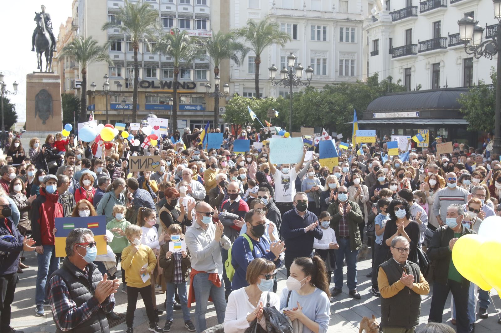 La concentración contra la guerra en Ucrania en Córdoba, en imágenes