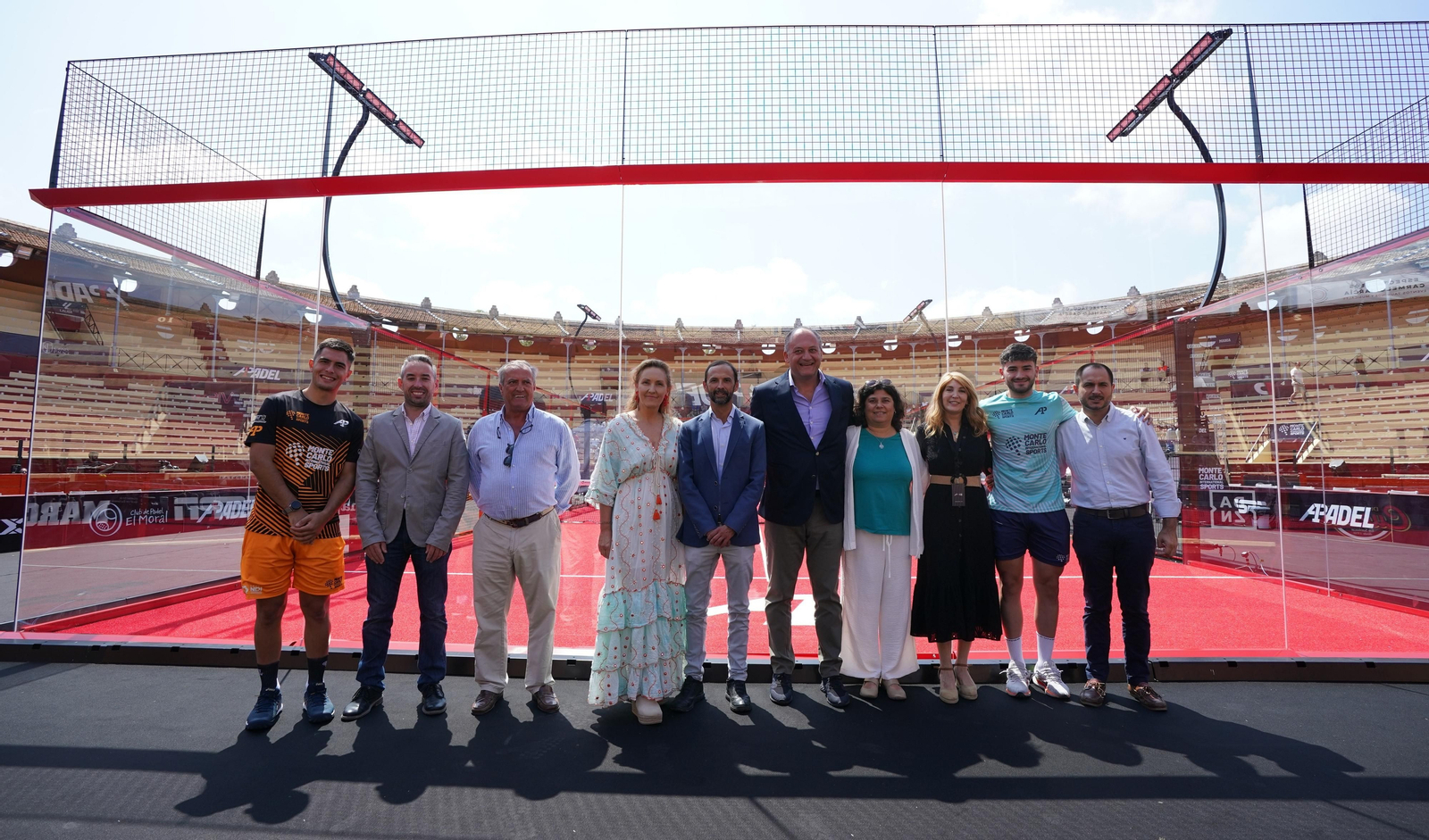 Foto de familia en la plaza de toros de Sanlúcar tras la presentación de la fase final del torneo.