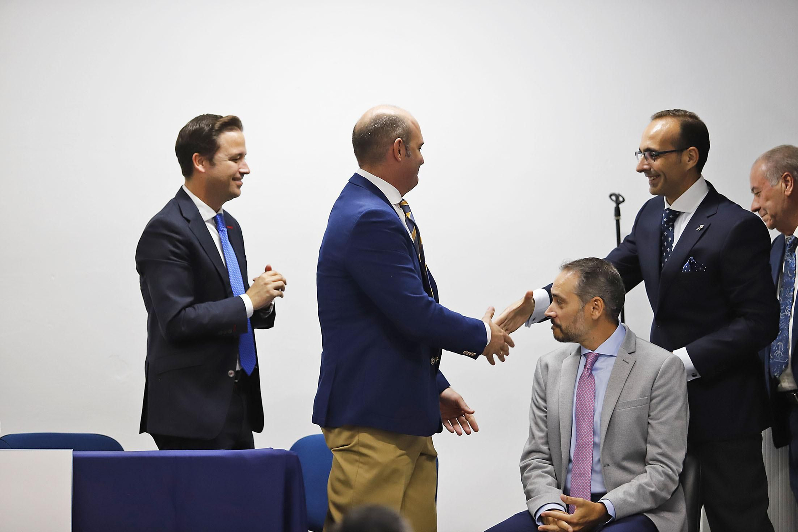 Imágenes del acto de presentación del cartelista, el pregonero y el titular del Vía Crucis de la Semana de Huelva 2024.